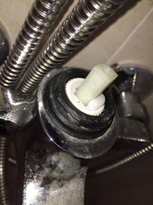 這種水龍頭的閥芯怎么拆 如圖,閥芯外面的壓圈是塑料的,扳手上去