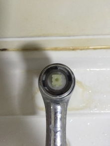 這種水龍頭的閥芯裝飾蓋怎么拆,用了點除銹劑也不管,尖嘴鉗伸進去轉