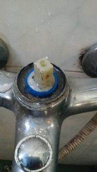 冷熱水龍頭不能控制打開(kāi)水 懷疑是閥芯問(wèn)題,已經(jīng)拆了把柄和裝飾蓋,沒(méi)有看到內(nèi)六角銅壓蓋 看著是一體的