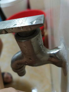 請問這個水龍頭漏水,如何拆卸換閥芯,把手處完全沒螺絲